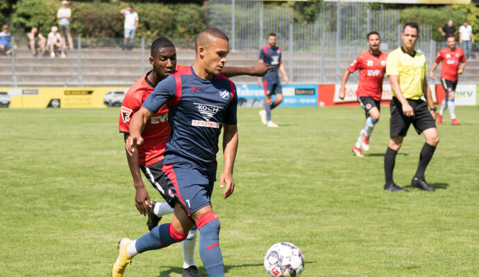 Johnathon Zinram hatte den 1. CfR Pforzheim mit einem Elfmetertor nach einer halben Stunde Spielzeit mit 1:0 in Führung gebracht. Johnathon Zinram hatte den 1. CfR Pforzheim mit einem Elfmetertor nach einer halben Stunde Spielzeit mit 1:0 in Führung gebracht.