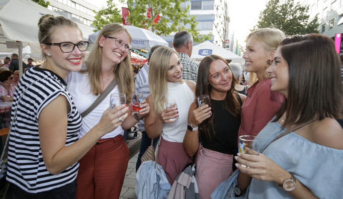 Gute Laune bei der 90er-Party auf dem Oechsle Fest. Gute Laune bei der 90er-Party auf dem Oechsle Fest.