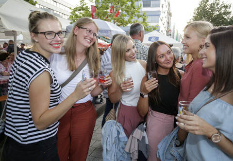 Gute Laune bei der 90er-Party auf dem Oechsle Fest.