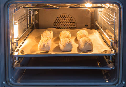 Der mit betrunkene 38-Jährige hatte aufgrund seines Zustandes offensichtlich das Brötchen im Backofen vergessen.