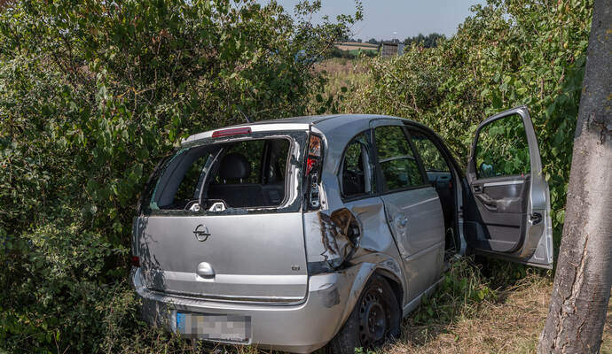 Das Auto wurde von der Fahrbahn geschleudert. Das Auto wurde von der Fahrbahn geschleudert.