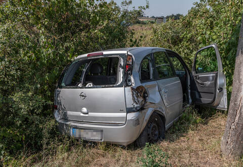 Das Auto wurde von der Fahrbahn geschleudert.