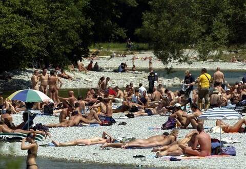 Früher war an der Isar in München FKK in vollen Zügen erlaubt - hier ein Bild von 2004. Heute löst die Kultur sogar Diskussionen im Stadtrat aus.