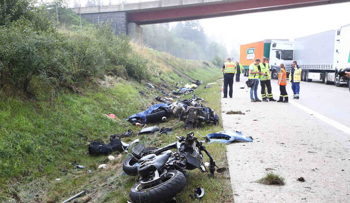 Sie wollten unter einer Brücke Schutz vor dem Starkregen suchen: Vier Biker starben bei einem schweren Unfall auf der A9, darunter auch ein Motorradfahrer aus Pforzheim.
