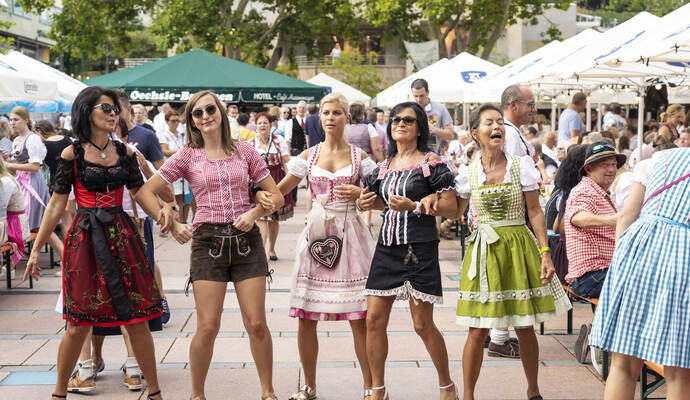 Fesch. Der Dirndl-Abend ist ein Treff für alle Generationen.