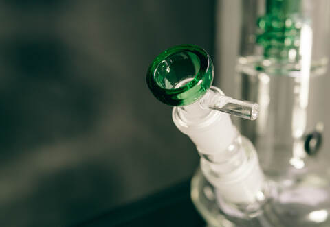 Der Angreifer ging mit einer Glas-Bong auf den 25-Jährigen los.