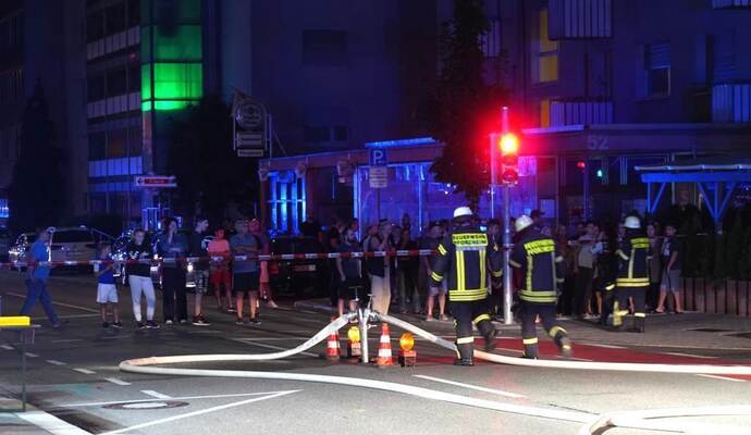 Das betroffene sowie ein angrenzendes Gebäude mussten an dem Abend evakuiert werden.