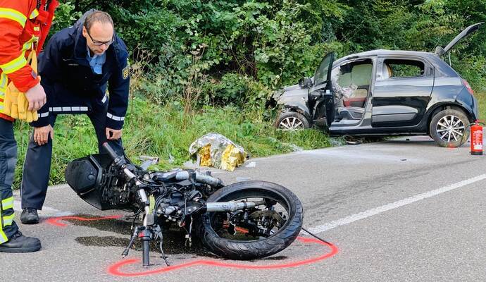 Ein furchtbarer Anblick bot sich den Rettungskräften auf der Landstraße zwischen Königsbach-Stein und Bauschlott.