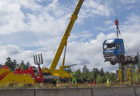 Ein Lkw-Unfall auf der A8 bei Wimsheim verursachte einen bis zu 17 Kilometer langen Stau. Die Bergung der Fahrzeuge und die Reinigung der Fahrbahn zog sich über Stunden hin.