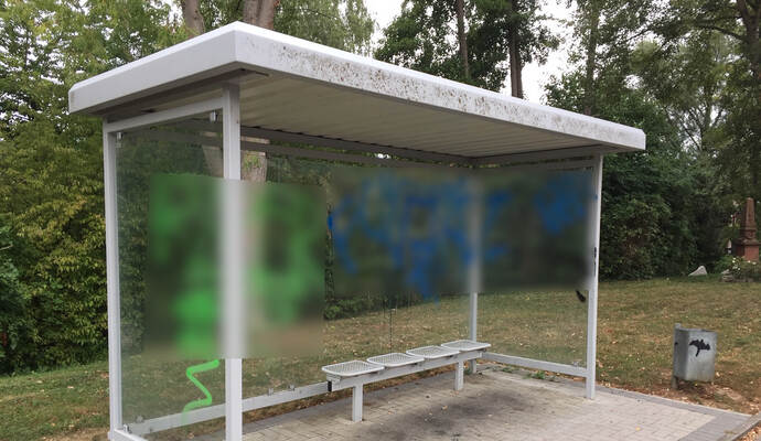 Auch die Bushaltestelle in der Marktstraße wurde in der Nacht beschmiert.