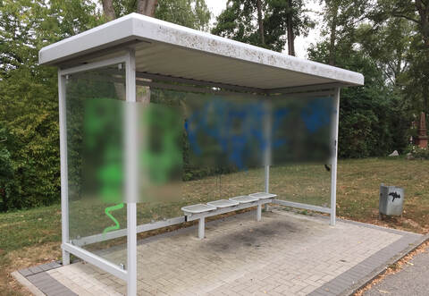 Auch die Bushaltestelle in der Marktstraße wurde in der Nacht beschmiert.