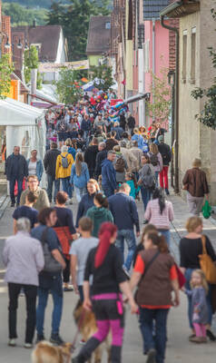 Ein typisches Bild beim beliebten Straßenfest in Mühlacker: Volle Straßen in Dürrmenz,