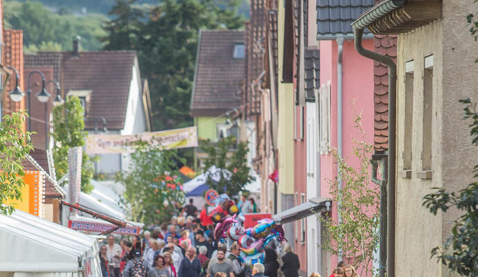 Ein typisches Bild beim beliebten Straßenfest in Mühlacker: Volle Straßen in Dürrmenz,