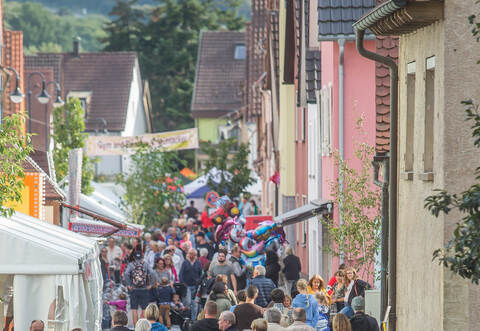Ein typisches Bild beim beliebten Straßenfest in Mühlacker: Volle Straßen in Dürrmenz,