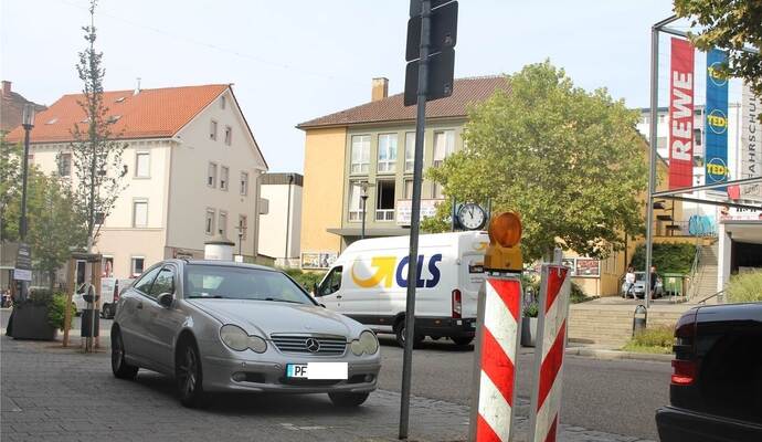 Wo einst die Bäume standen und nun Warnbarken stehen, sollen bald Fahrradständer eingebaut werden.