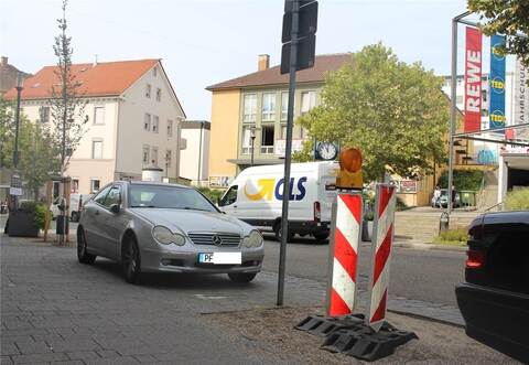 Wo einst die Bäume standen und nun Warnbarken stehen, sollen bald Fahrradständer eingebaut werden.