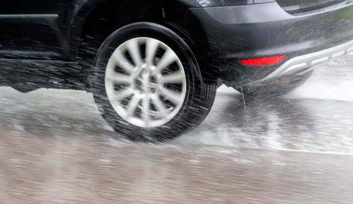 Wie die Polizei erklärte, ist das Auto aufgrund von Aquaplaning von der Fahrbahn abgekommen.