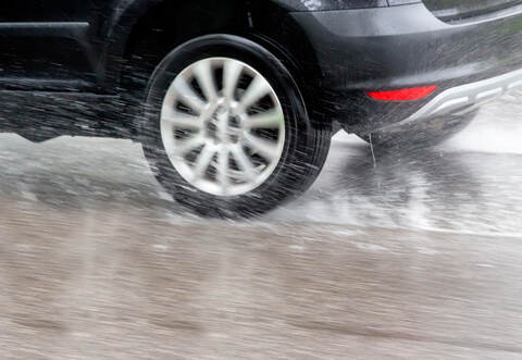 Wie die Polizei erklärte, ist das Auto aufgrund von Aquaplaning von der Fahrbahn abgekommen.