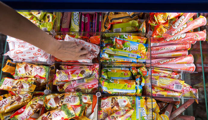Die Unbekannten Täter mussten die Eistruhe zunächst aufbrechen, um an das begehrte Eis zu gelangen. Die Unbekannten Täter mussten die Eistruhe zunächst aufbrechen, um an das begehrte Eis zu gelangen.