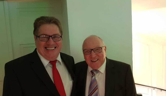 Bestens gelaunt waren BFV-Vizepräsident Helmut Sickmüller (links) und Ehrenspielführer Uwe Seeler am Rande des EM-Qualifikationsspiels in Hamburg.
