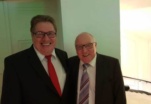 Bestens gelaunt waren BFV-Vizepräsident Helmut Sickmüller (links) und Ehrenspielführer Uwe Seeler am Rande des EM-Qualifikationsspiels in Hamburg.