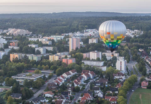 Mit diesem Ballon fahren Wolfgang Trautz, Georg Fröhlich sowie die PZ-news-Redakteurinnen Isabel Ruf und Nina Tschan am Mittwoch über Pforzheim und die Region.