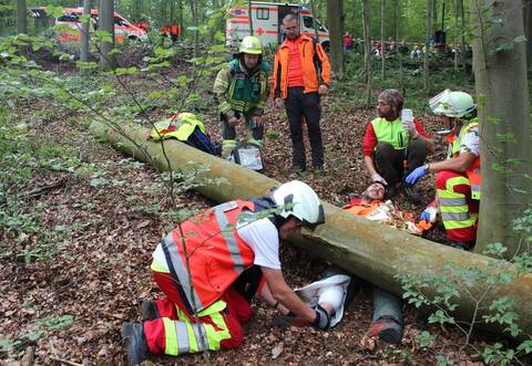 Marco El-Adhami weicht seinem verletzten Kollegen Roman Fenchel nicht von der Seite, während er von den Rettungskräften versorgt wird.