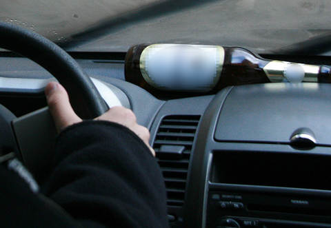 Mit 2,8 Promille im Blut habe der Fahrer mehrere Unfälle verursacht.