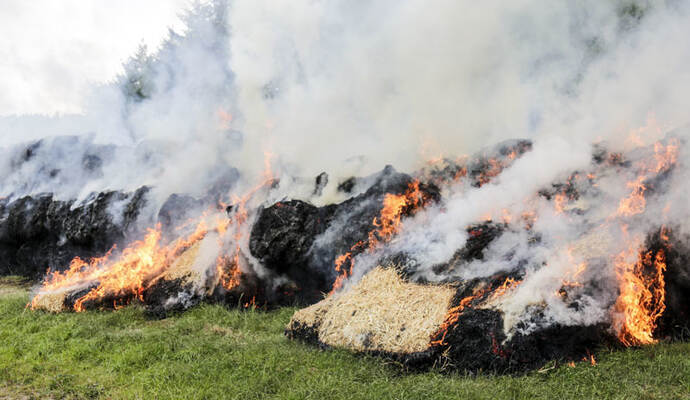 Die Feuerwehr zog die Heuballen auseinander, um sie besser ablöschen zu können.