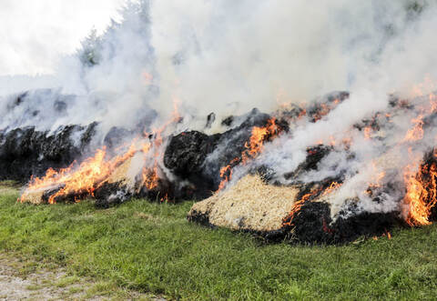 Die Feuerwehr zog die Heuballen auseinander, um sie besser ablöschen zu können.
