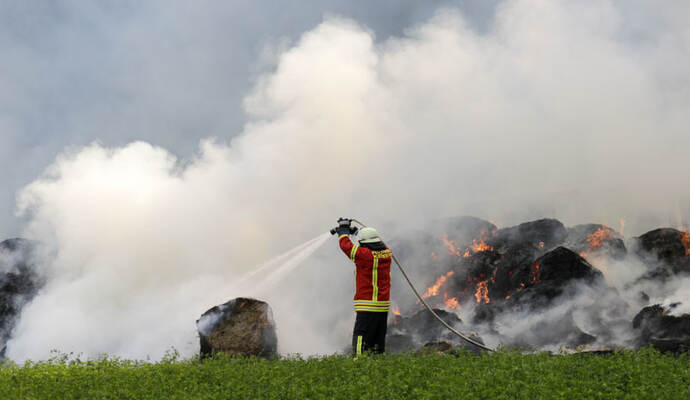 Mit Atemschutz im Rauch: Feuerwehrleute lösten einander in der heißen Zone immer wieder ab.