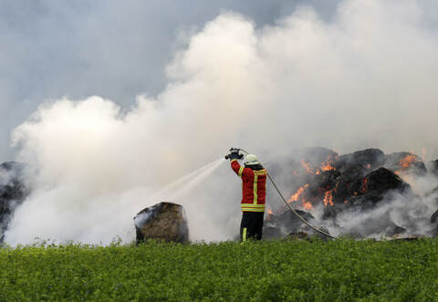 Mit Atemschutz im Rauch: Feuerwehrleute lösten einander in der heißen Zone immer wieder ab.