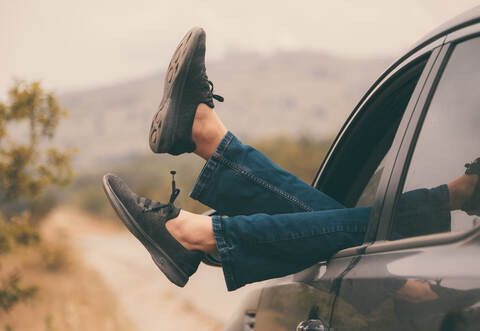Teilweise streckte der Autofahrer sogar einen Fuß aus dem Fahrerfenster, während er auf der A8 unterwegs war.