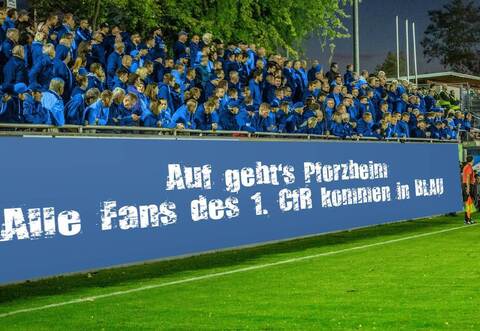 Blaue Jacke, blaue T-Shirts, blaue Pullover – egal wie, Hauptsache blau. Der CfR hat sich fürs Derby in Nöttingen eine ganz besondere Aktion ausgedacht.
