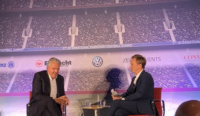 Plauderte über die Vermarktungsstrategien des FC Bayern im Ausland: Vorstandsmitglied Jörg Wacker mit Moderator Jochen Breyer (rechts).