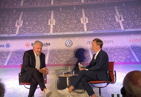 Plauderte über die Vermarktungsstrategien des FC Bayern im Ausland: Vorstandsmitglied Jörg Wacker mit Moderator Jochen Breyer (rechts).