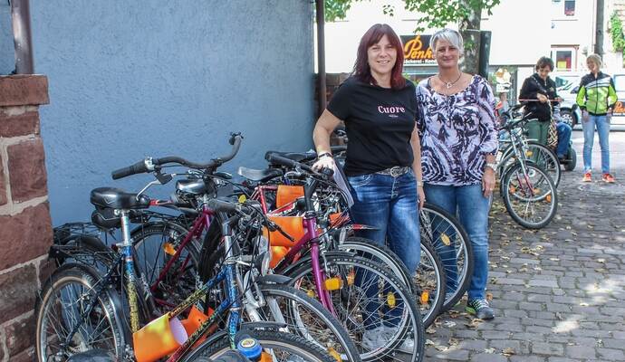 Marion Göhler (links) und Heike Nabinger vom Bürgerbüro Wilferdingen organisieren den Verkauf der herrenlosen Fundräder.