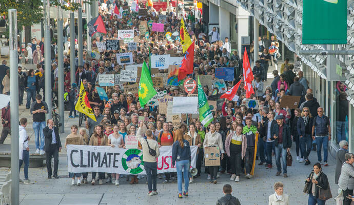 Ein langer Demo-Zug schlängelte sich am Freitag durch Pforzheims Innenstadt.