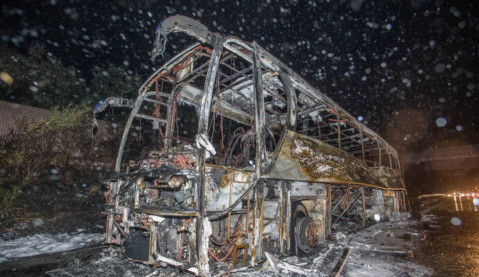 Von dem Reisebus war nach dem Brand in der Nacht auf Montag kaum noch etwas übrig.