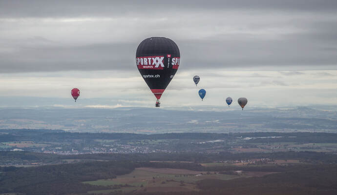 Nur fliegen ist schöner? Nein, fahren ist am schönsten: So wie es die Heißluftballone bei der ersten Wettfahrt um die Deutsche Meisterschaft über dem Enzkreis machen.