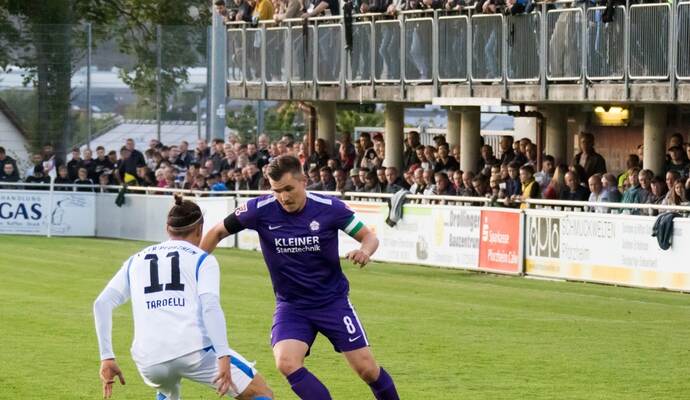 Viel Ballbesitz, nichts Zählbares: Nöttingens Timo Brenner (rechts) im Derby gegen Pforzheims Joao Tardelli. Das soll bei den Stuttgarter Kickers anders werden.