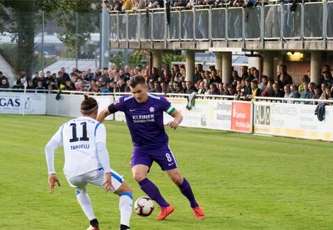 Viel Ballbesitz, nichts Zählbares: Nöttingens Timo Brenner (rechts) im Derby gegen Pforzheims Joao Tardelli. Das soll bei den Stuttgarter Kickers anders werden.