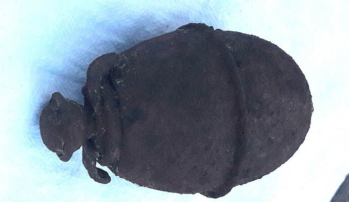 So ähnlich wie diese alte und echte Eihandgranate aus dem 2. Weltkrieg könnte die Attrappe aus der Enz bei Niefern ausgesehen haben. So ähnlich wie diese alte und echte Eihandgranate aus dem 2. Weltkrieg könnte die Attrappe aus der Enz bei Niefern ausgesehen haben.