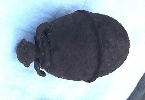 So ähnlich wie diese alte und echte Eihandgranate aus dem 2. Weltkrieg könnte die Attrappe aus der Enz bei Niefern ausgesehen haben.