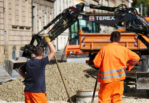Ein bisschen zu weit hat ein Baggerfahrer in Gräfenhausen (Symbolbild) seine Schaufel in die Tiefe geschoben. Dabei kam es zu einem Stromausfall.