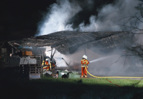 Rauchende Trümmerteile und ausgebrannte Maschinen - so das Bild, dass sich in Bad-Herrenalb bot. Jetzt hat die Polizei einen Verdächtigen festgenommen.
