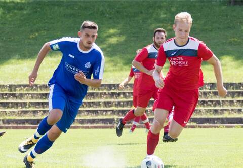 Fairer Sportsmann: Aaron Frey von der Birkenfelder Reserve (rechts) gab im Spiel gegen das Obere Enztal zu, im Strafraum nicht gefoult worden zu sein, obwohl der Schiedsrichter Elfmeter gepfiffen hatte. Links Kevin Zengin von Ersingen II.