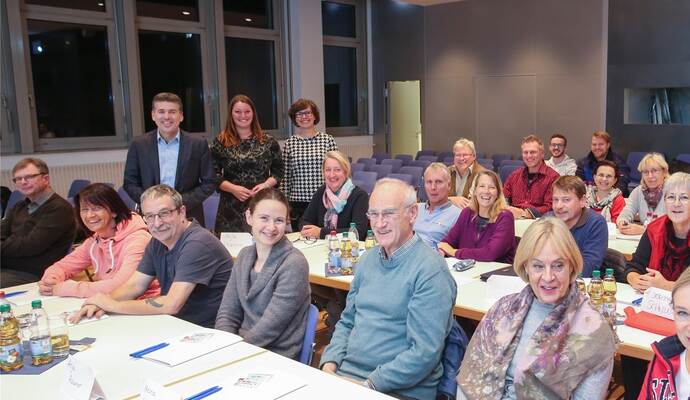 Erfolgsgeschichte: Seit Jahren begrüßen PZ-Chefredakteur Magnus Schlecht sowie die Leiterinnen der Regional- und der Stadtredaktion, Lisa Belle und Bärbel Schierling (stehend, von links), Vereinsvertreter zur Schulung im PZ-Forum.