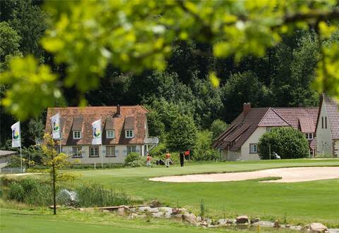 Der ehemalige deutsche Skispringer und heutige TV-Experte Sven Hannawald (links) und der Olympiasieger und Weltmeister im Diskuswerfen, Lars Riedel, sind nur zwei der Promis, die kürzlich auf der Golfanlage Johannesthal in Königsbach-Stein zu Gast gewesen sind.