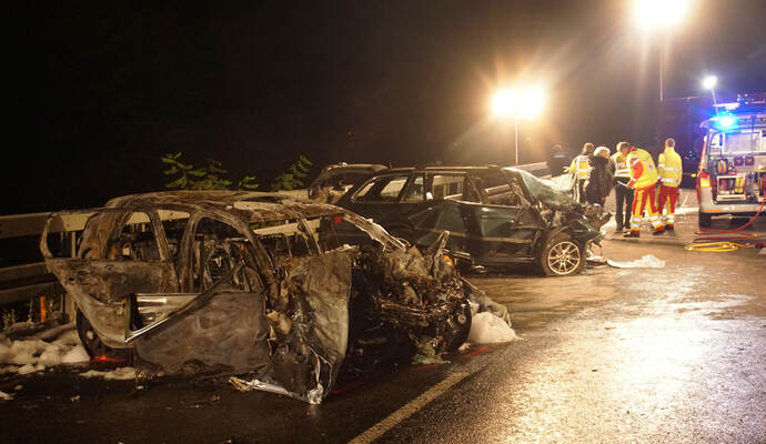 Bei einem schweren Autounfall in Haiterbach im Landkreis Calw snd zwei Menschen getötet worden. Ein dritter Beteiligter schwebt in Lebensgefahr. Foto: Gress/SDMG/dpa Bei einem schweren Autounfall in Haiterbach im Landkreis Calw snd zwei Menschen getötet worden. Ein dritter Beteiligter schwebt in Lebensgefahr. Foto: Gress/SDMG/dpa